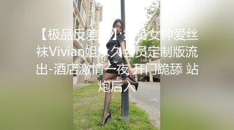 小少妇也有需要露脸玩直播寻求刺激，被狼友教坏了揉着奶子玩大黑牛，白丝情趣诱惑狼友，表情很骚享受高潮