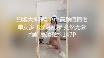 开档丝袜小野猫露脸伺候两个小哥哥，开档丝袜让小哥玩着奶子自己自慰骚穴，一下吃两个鸡巴左右互舔爆草抽插